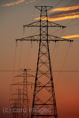 Polen, Debienko - Strommasten, Ueberlandleitung bei Sonnenuntergang