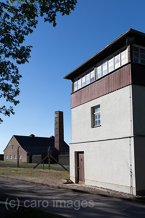 Deutschland, Weimar - Gedenkstaette Buchenwald (KZ-Gedenkstaette), Wachturm am Lagerzaun, links das Krematorium