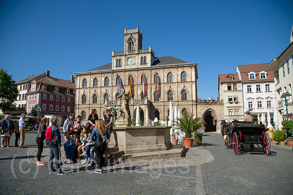 Deutschland, Weimar - Der Markt, Neptunbrunnen und Rathaus (1841) im Neugotik-Baustil
