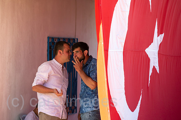 Tuerkei, Bogazkoey Sarıyahsi - Zwei Maenner unterhalten sich bei traditioneller Hochzeit auf dem Dorf in Anatolien