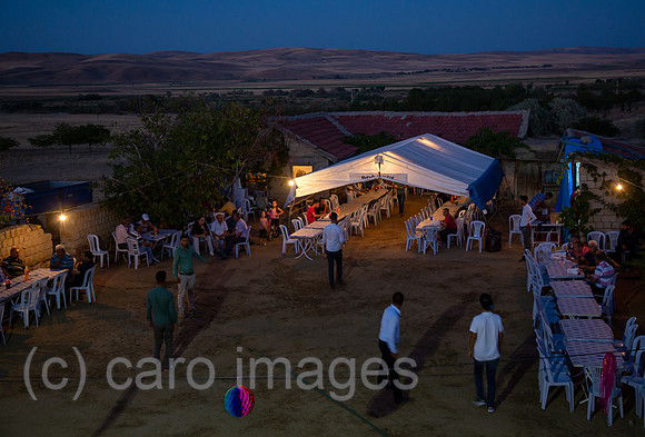 Tuerkei, Bogazkoey Sarıyahsi - Blick in die Weite bei traditioneller Hochzeit auf dem Dorf in Anatolien
