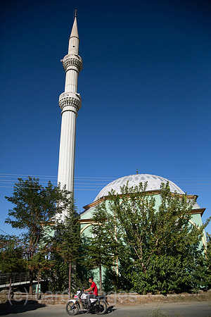 Tuerkei, Bogazkoey Sarıyahsi - Moschee in einem Dorf in Anatolien, Junge auf Moped