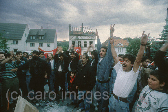 Deutschland, Solingen - Rassistischer Brandanschlag auf das Haus der tuerkischstaemmigen Familie Genc mit 5 Opfern (29.5.1993): tuerkischstaemmige junge Maenner protestieren beim Tatort