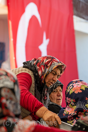 Tuerkei, Bogazkoey Sarıyahsi - aeltere Frauen (getrennt von den Maennern) unterhalten sich bei traditioneller Hochzeit auf dem Dorf in Anatolien
