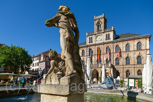 Deutschland, Weimar - Der Markt, Neptunbrunnen und Rathaus (1841) im Neugotik-Baustil