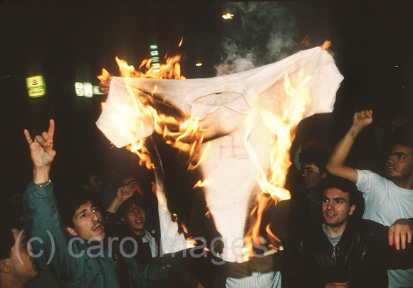 Deutschland, Solingen - Rassistischer Brandanschlag auf das Haus der tuerkischstaemmigen Familie Genc mit 5 Opfern (29.5.1993): tuerkischstaemmige junge Maenner verbrennen symbolisch T-Shirt mit Hake