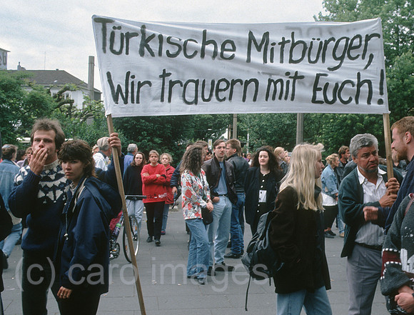 Deutschland, Solingen - Rassistischer Brandanschlag auf das Haus der tuerkischstaemmigen Familie Genc mit 5 Opfern (29.5.1993): Alteingesessene Deutsche zeigen Anteilnahme mit einem Plakat