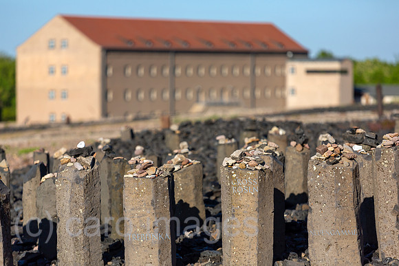 Deutschland, Weimar - Gedenkstaette Buchenwald (KZ-Gedenkstaette), Denkmal fuer die ermordeten Sinti und Roma, 18 Basalt-Stelen symbolisieren weitere KZs und Vernichtungslager als Ort des Leidens und