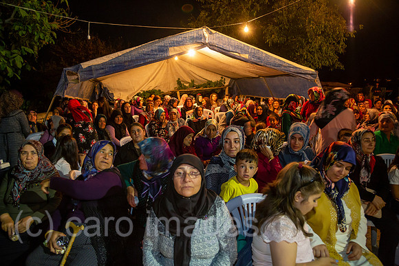 Tuerkei, Bogazkoey Sarıyahsi - Frauen verschiedenen Alters (getrennt von den Maennern) bei traditioneller Hochzeit auf dem Dorf in Anatolien