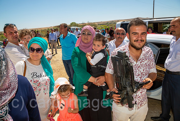 Tuerkei, Bogazkoey Sarıyahsi - Hochzeitsgesellschaft bei traditioneller Hochzeit auf dem Dorf in Anatolien, links ein professioneller Videofilmer