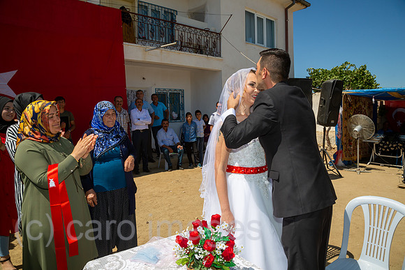 Tuerkei, Bogazkoey Sarıyahsi - Polnisch-tuerkisches Brautpaar bei traditioneller Hochzeit auf dem Dorf in Anatolien