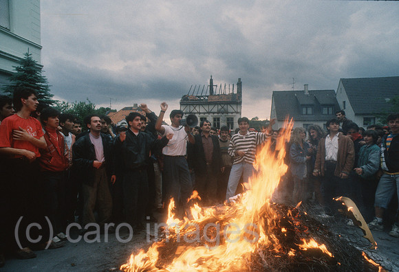 Deutschland, Solingen - Rassistischer Brandanschlag auf das Haus der tuerkischstaemmigen Familie Genc mit 5 Opfern (29.5.1993): tuerkischstaemmige junge Maenner protestieren beim Tatort