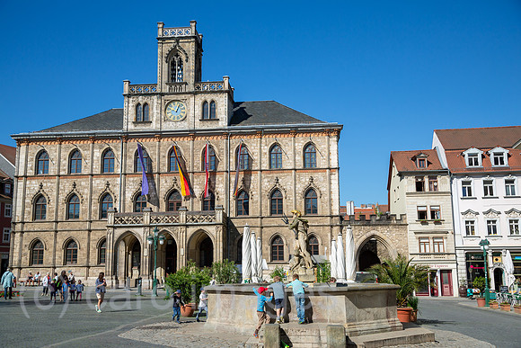 Deutschland, Weimar - Der Markt, Neptunbrunnen und Rathaus (1841) im Neugotik-Baustil