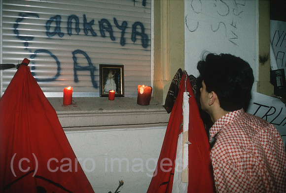 Deutschland, Solingen - Rassistischer Brandanschlag auf das Haus der tuerkischstaemmigen Familie Genc mit 5 Opfern (29.5.1993): Junger tuerkischstaemmiger Mann betrachtet Foto