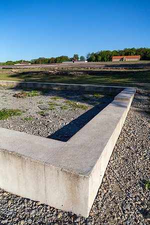 Deutschland, Weimar - Gedenkstaette Buchenwald (KZ-Gedenkstaette), Block 46, neu gegossener Beton entlang des historischen Grundriss erinnert an die Fleckfieberversuchsstaion der Waffen-SS 1942-45