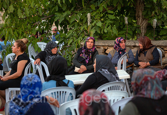 Tuerkei, Bogazkoey Sarıyahsi - Frauen verschiedenen Alters (getrennt von den Maennern) bei traditioneller Hochzeit auf dem Dorf in Anatolien