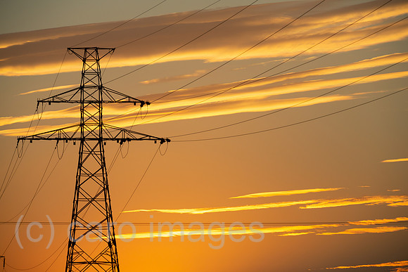 Polen, Debienko - Strommast, Ueberlandleitung bei Sonnenuntergang