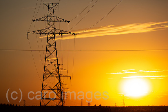 Polen, Debienko - Strommasten, Ueberlandleitung bei Sonnenuntergang