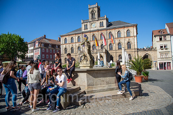 Deutschland, Weimar - Der Markt, Neptunbrunnen und Rathaus (1841) im Neugotik-Baustil, Reisegruppe von Schuelern