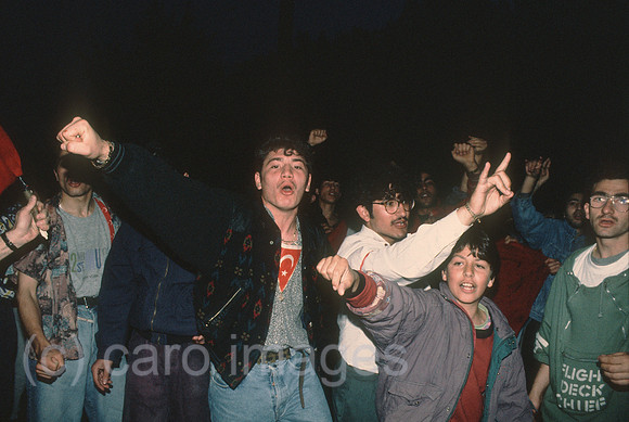 Deutschland, Solingen - Rassistischer Brandanschlag auf das Haus der tuerkischstaemmigen Familie Genc mit 5 Opfern (29.5.1993): tuerkischstaemmige junge Maenner protestieren in der Innenstadt