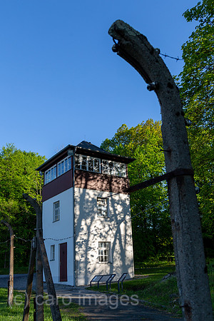 Deutschland, Weimar - Gedenkstaette Buchenwald (KZ-Gedenkstaette), Wachturm am damaligen Postenweg der SS entlang des Lagerzauns, Blick aus dem Inneren