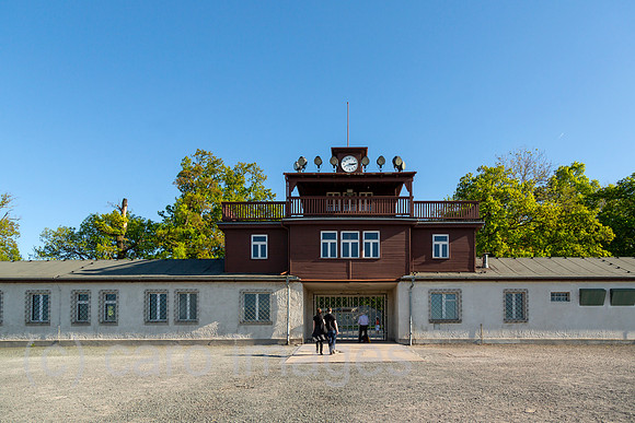 Deutschland, Weimar - Gedenkstaette Buchenwald (KZ-Gedenkstaette), Torgebaeude, Hauptwachtturm: Haupteingang mit Buero des SS-Lagerfuerers (links) und Gefaengnistrakt (rechts), Blick von innen