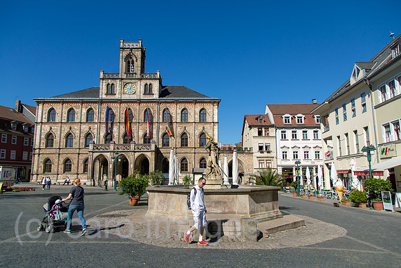 Deutschland, Weimar - Der Markt, Neptunbrunnen und Rathaus (1841) im Neugotik-Baustil
