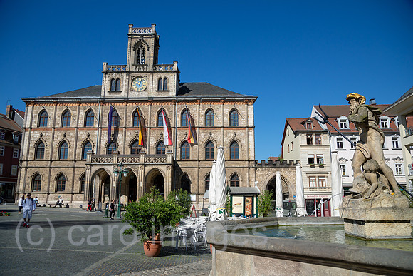 Deutschland, Weimar - Der Markt, Neptunbrunnen und Rathaus (1841) im Neugotik-Baustil