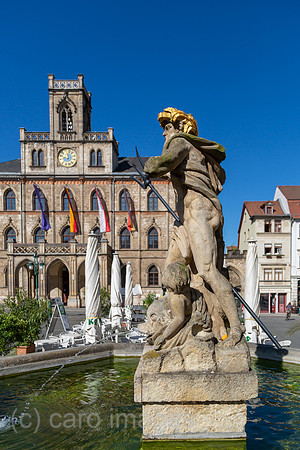 Deutschland, Weimar - Der Markt, Neptunbrunnen und Rathaus (1841) im Neugotik-Baustil