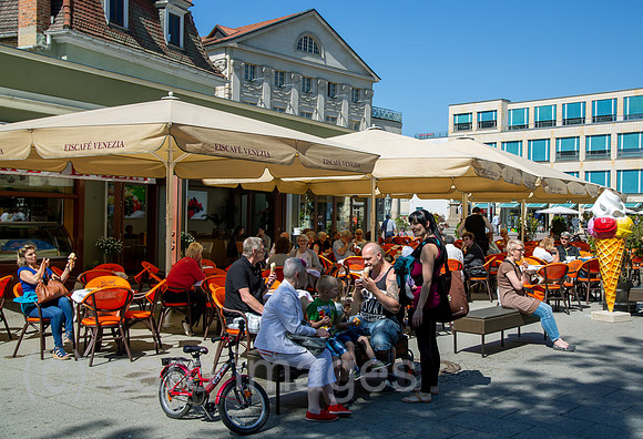 Deutschland, Weimar - Eiscafe Venezia im Stadtzentrum, Menschen geniessen italienisches Speiseeis