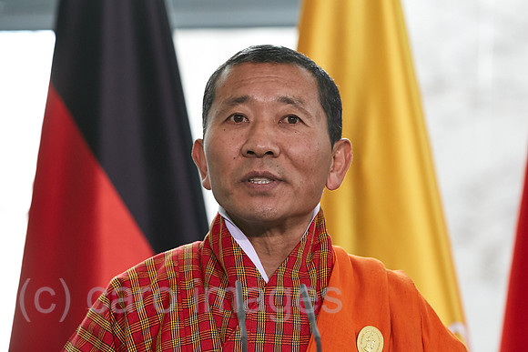 Berlin, Deutschland - Der bhutanische Premierminister Lotay Tshering bei einer Pressekonferenz im Kanzleramt.