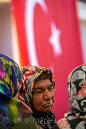 Tuerkei, Bogazkoey Sarıyahsi - aeltere Frauen (getrennt von den Maennern) unterhalten sich bei traditioneller Hochzeit auf dem Dorf in Anatolien