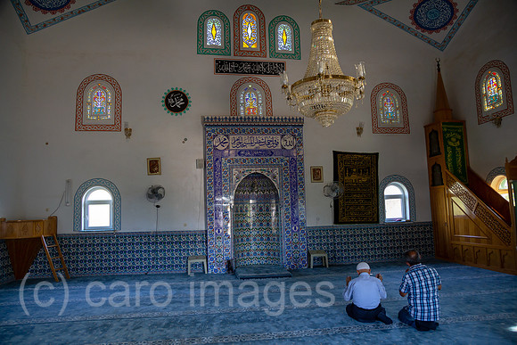 Tuerkei, Bogazkoey Sarıyahsi - Zwei betende Maenner in einer Moschee in einem Dorf in Anatolien