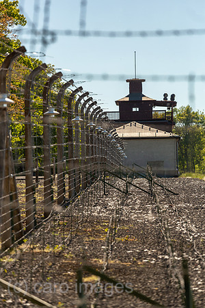 Deutschland, Weimar - Gedenkstaette Buchenwald (KZ-Gedenkstaette), Stacheldrahtzaun, der frueher elektrisch geladen war, hinten das Torgebaeude