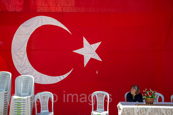 Tuerkei, Bogazkoey Sarıyahsi - Hochzeitsgesellschaft bei traditioneller Hochzeit auf dem Dorf in Anatolien