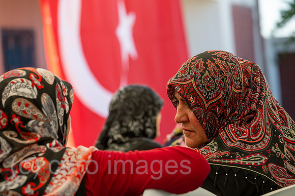 Tuerkei, Bogazkoey Sarıyahsi - aeltere Frauen (getrennt von den Maennern) unterhalten sich bei traditioneller Hochzeit auf dem Dorf in Anatolien