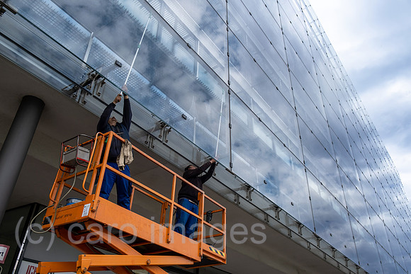 Deutschland, Hannover - Zentrale Nord LB, Norddeutsche Landesbank - Girozentrale, Fensterputzer auf Hebekran