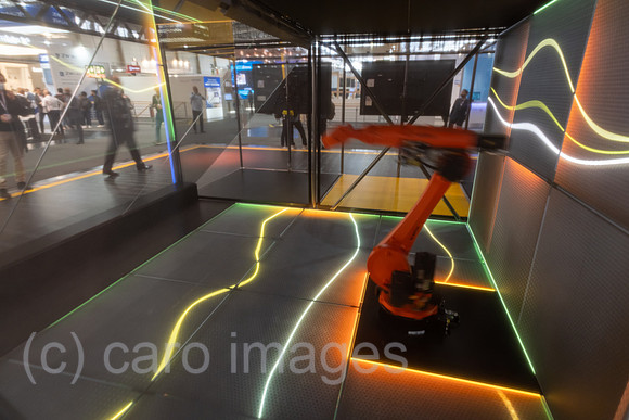 Deutschland, Hannover - Hannover-Messe, SAP-Messestand mit einem Kuka-Roboterarm als Teil einer Lightshow