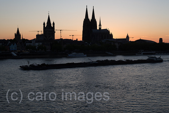 Koeln, Nordrhein-Westfalen, Deutschland - Silhouette der Koelner Altstadt am Abend
