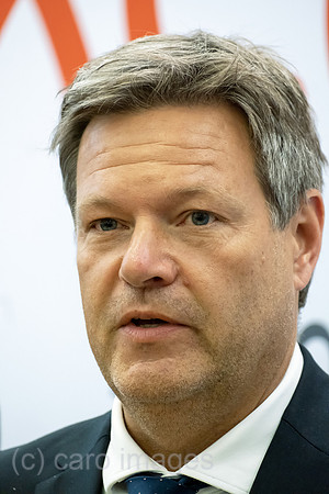 Deutschland, Bremen - Bundesminister fuer Wirtschaft und Klimaschutz und Vizekanzler Robert Habeck (Buendnis 90/Die Gruenen), PK bei ArcelorMittal Bremen GmbH, Thema Gruener Stahl aus Bremen