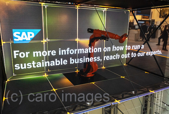 Deutschland, Hannover - Hannover-Messe, SAP-Logo, SAP-Messestand mit einem Kuka-Roboterarm als Teil einer Lightshow