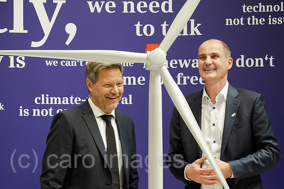 Deutschland, Hannover - Bundesminister fuer Wirtschaft und Klimaschutz Robert Habeck (Buendnis 90/Die Gruenen) mit Tim Holt Vorstandsmitglied Siemens energy AG bei der Hannover-Messe