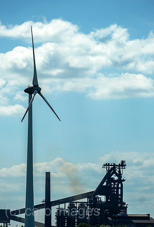 Deutschland, Bremen - Stahlwerk von ArcelorMittal Bremen GmbH und Windrad, Gruener Stahl (Elektrolyse, Wasserstoff) aus Bremen ist in Planung
