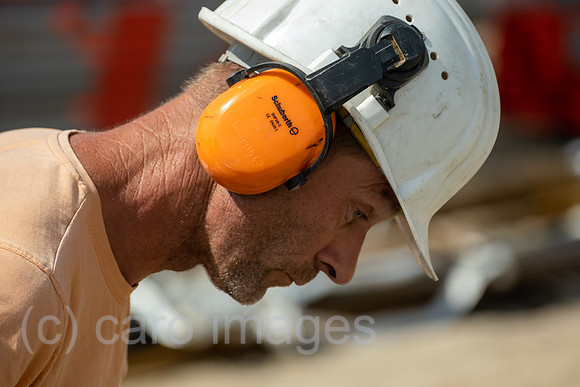 Deutschland, Bremen - Baustelle fuer eine Wohnsiedlung, Bauarbeiter mit Presslufthammer