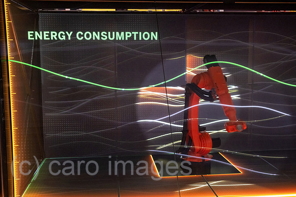 Deutschland, Hannover - Hannover-Messe, SAP-Messestand mit einem Kuka-Roboterarm als Teil einer Lightshow