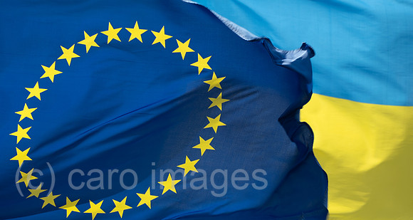 Deutschland, Bremen - EU-Flagge und Ukrainische Flagge bei einer Demonstration