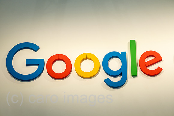 Deutschland, Hannover - Hannover-Messe, Google-Logo am Messestand von Google