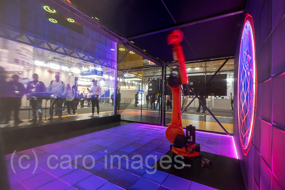 Deutschland, Hannover - Hannover-Messe, SAP-Messestand mit einem Kuka-Roboterarm als Teil einer Lightshow