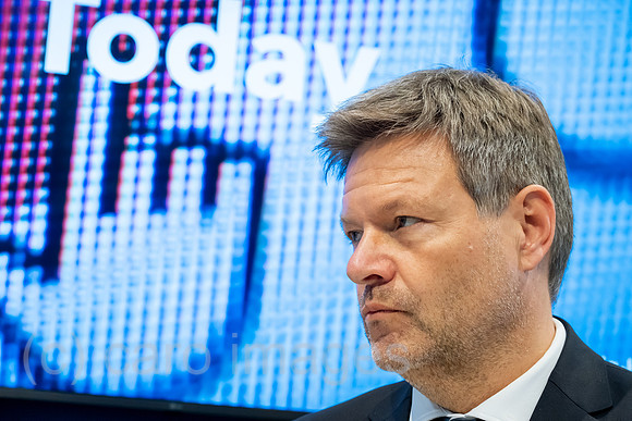 Deutschland, Hannover - Bundesminister fuer Wirtschaft und Klimaschutz und Vizekanzler Robert Habeck (Buendnis 90/Die Gruenen), Hannover-Messe, Messestand von Schleswig-Holstein