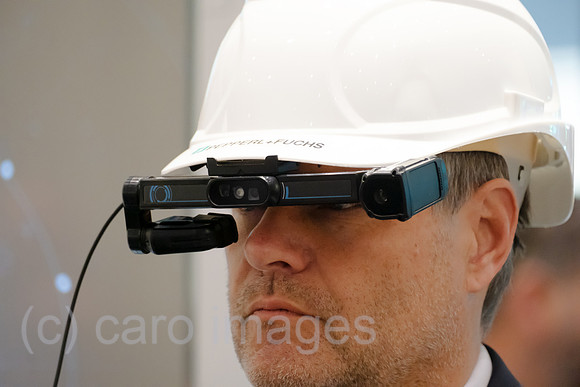 Deutschland, Hannover - Bundesminister fuer Wirtschaft und Klimaschutz und Vizekanzler Robert Habeck (Buendnis 90/Die Gruenen) mit Smart Glasses von Pepperl + Fuchs (Hannover-Messe)